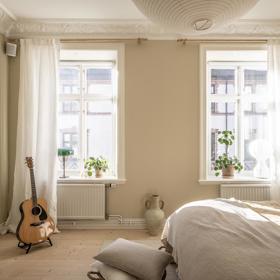 Interiér, který přímo křičí do světa, že je ztělesněním pozitivní nálady a domácí atmosféry. Jak toho jeho majitelé docílili? Stačilo se držet několika osvědčených tipů.
Interiér, který přímo křičí do světa, že je ztělesněním pozitivní nálady a domácí atmosféry. Jak toho jeho majitelé docílili? Stačilo se držet několika osvědčených tipů.
