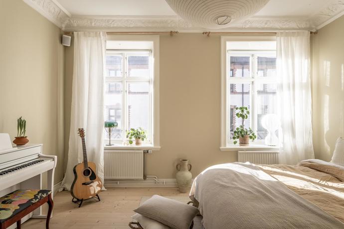 Interiér, který přímo křičí do světa, že je ztělesněním pozitivní nálady a domácí atmosféry. Jak toho jeho majitelé docílili? Stačilo se držet několika osvědčených tipů.
Interiér, který přímo křičí do světa, že je ztělesněním pozitivní nálady a domácí atmosféry. Jak toho jeho majitelé docílili? Stačilo se držet několika osvědčených tipů.