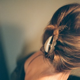jednoduchý elegantní drdol – vytvoříte jej tak, že vlasy zatočíte a všechny sepnete skřipcem
