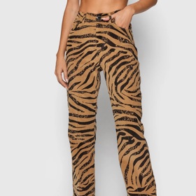 Leopardí nebo tygří vzor může někdy působit lacině.
