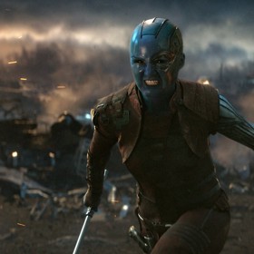 Pod maskou Nebuly se skrývala krásná herečka Karen Gillan.
