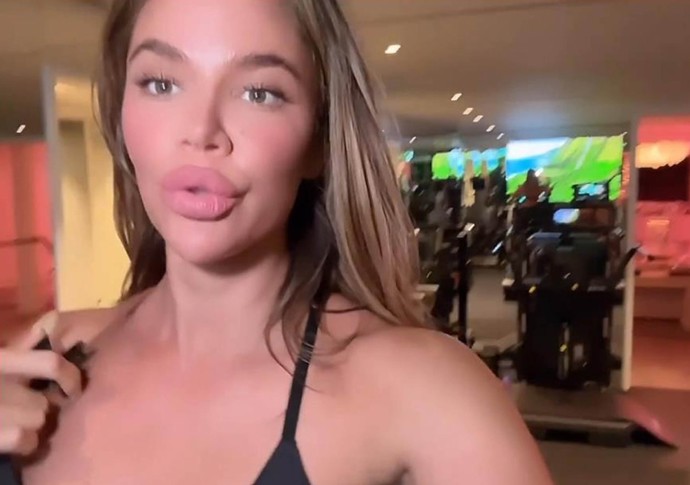 Khloé Kardashian s plastickými úpravami ve svém obličeji také nešetří.
Khloé Kardashian s plastickými úpravami ve svém obličeji také nešetří.
