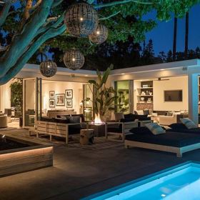 Slavná modelka donedávna vlastnila moderní dům postavený v polovině minulého století v Beverly Hills. Cindy Crawford a její manžel podnikatel, známý tím, že spolu s Georgem Clooneym založil značku tequily Casamigos, koupili dům v roce 2017 od frontmana skupiny OneRepublic Ryana Teddera. Jednopatrový dům byl postaven v roce 1959 a může se pochlubit pěti ložnicemi a pěti koupelnami a spoustou prostoru pro zábavu uvnitř i uvnitř.
