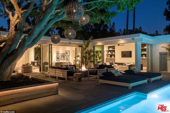 Slavná modelka donedávna vlastnila moderní dům postavený v polovině minulého století v Beverly Hills. Cindy Crawford a její manžel podnikatel, známý tím, že spolu s Georgem Clooneym založil značku tequily Casamigos, koupili dům v roce 2017 od frontmana skupiny OneRepublic Ryana Teddera. Jednopatrový dům byl postaven v roce 1959 a může se pochlubit pěti ložnicemi a pěti koupelnami a spoustou prostoru pro zábavu uvnitř i uvnitř.

