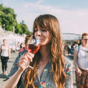 Na skleničku růžového vína

V sobotu 20. května odstartuje na pražském Rašínově nábřeží už 12. ročník festivalu Růžový máj. 

Na festival přiveze svá nejlepší růžová vína 25 moravských a českých vinařů, kteří návštěvníkům nabídnou přes sedm tisíc lahví vína. „Vína se jako vždy budou degustovat výhradně z festivalových sklenic české výroby. Festival tak chce minimalizovat plastový odpad a je jasné, že ze skla chutná víno mnohem lépe. Degustační set, který zahrnuje 0,35l sklenici od Crystalex Nový Bor, degustační kartu s přehledem vinařů a dalšími informacemi a tužku, bude možné zakoupit v předprodeji nebo v den festivalu na pokladně. Cenu setu jsme navzdory zvýšení vstupních nákladů nezvyšovali, je tedy stejná jako během minulých ročníků – sto korun. Pokud ovšem návštěvník nechce degustovat víno, ale například pít jen nealko nebo si pochutnat ve stáncích s občerstvením, nic si kupovat nemusí, vstup na festival včetně kulturního programu je zdarma,“ popsal Jiří Sedláček, ředitel festivalu Růžový máj.
