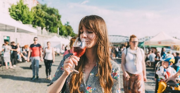 Na skleničku růžového vína
V sobotu 20. května odstartuje na pražském Rašínově nábřeží už 12. ročník festivalu Růžový máj.
Na festival přiveze svá nejlepší růžová vína 25 moravských a českých vinařů, kteří návštěvníkům nabídnou přes sedm tisíc lahví vína. „Vína se jako vždy budou degustovat výhradně z festivalových sklenic české výroby. Festival tak chce minimalizovat plastový odpad a je jasné, že ze skla chutná víno mnohem lépe. Degustační set, který zahrnuje 0,35l sklenici od Crystalex Nový Bor, degustační kartu s přehledem vinařů a dalšími informacemi a tužku, bude možné zakoupit v předprodeji nebo v den festivalu na pokladně. Cenu setu jsme navzdory zvýšení vstupních nákladů nezvyšovali, je tedy stejná jako během minulých ročníků – sto korun. Pokud ovšem návštěvník nechce degustovat víno, ale například pít jen nealko nebo si pochutnat ve stáncích s občerstvením, nic si kupovat nemusí, vstup na festival včetně kulturního programu je zdarma,“ popsal Jiří Sedláček, ředitel festivalu Růžový máj.
Na skleničku růžového vína
V sobotu 20. května odstartuje na pražském Rašínově nábřeží už 12. ročník festivalu Růžový máj.
Na festival přiveze svá nejlepší růžová vína 25 moravských a českých vinařů, kteří návštěvníkům nabídnou přes sedm tisíc lahví vína. „Vína se jako vždy budou degustovat výhradně z festivalových sklenic české výroby. Festival tak chce minimalizovat plastový odpad a je jasné, že ze skla chutná víno mnohem lépe. Degustační set, který zahrnuje 0,35l sklenici od Crystalex Nový Bor, degustační kartu s přehledem vinařů a dalšími informacemi a tužku, bude možné zakoupit v předprodeji nebo v den festivalu na pokladně. Cenu setu jsme navzdory zvýšení vstupních nákladů nezvyšovali, je tedy stejná jako během minulých ročníků – sto korun. Pokud ovšem návštěvník nechce degustovat víno, ale například pít jen nealko nebo si pochutnat ve stáncích s občerstvením, nic si kupovat nemusí, vstup na festival včetně kulturního programu je zdarma,“ popsal Jiří Sedláček, ředitel festivalu Růžový máj.