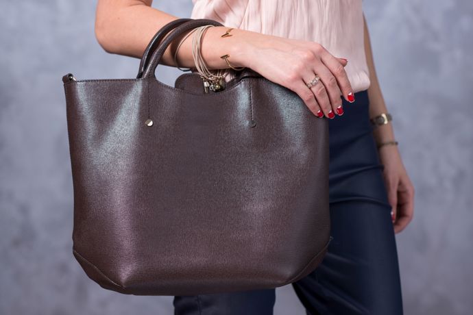 Ve vaší módní výbavě by neměl chybět ani kvalitní shopper, letos se nosí čím větší, tím lepší. Je to praktické, vejde se vám do něj všechno. 
