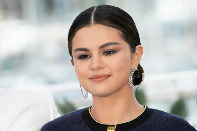 Selena Gomez s make-upem a bez něj
