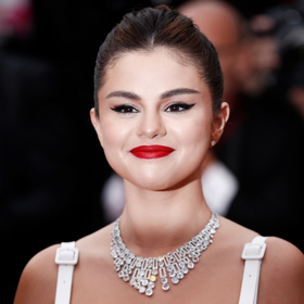 Selena Gomez s make-upem a bez něj