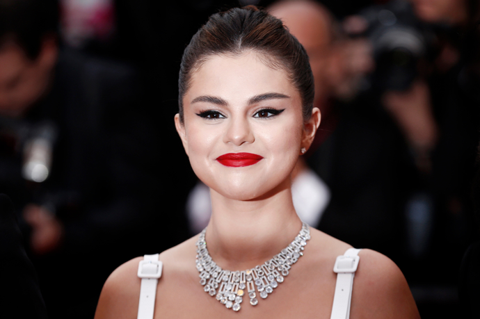 Selena Gomez s make-upem a bez něj