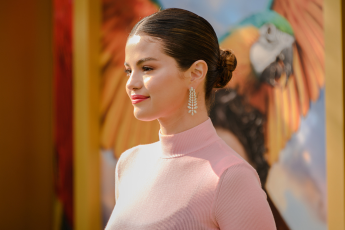 Selena Gomez s make-upem a bez něj