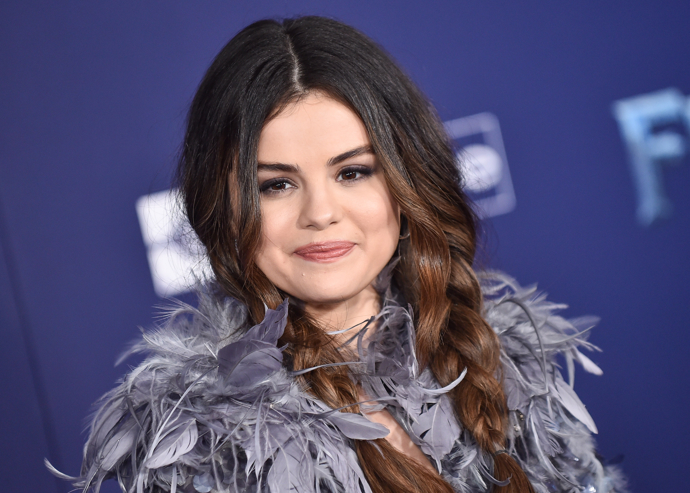 Selena Gomez s make-upem a bez něj
