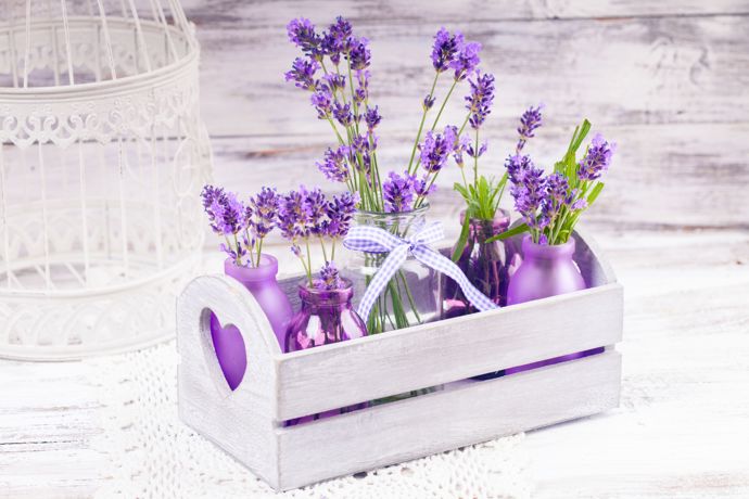 Atmosféru Provence vytvoříte třeba sadou váziček s levandulí, které naaranžujete do rustikální bílé dřevěné bedýnky. 
