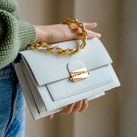 Cross body blankytné barvy s výrazným řetízkem místo popruhu. Trend letošního jara a léta.
