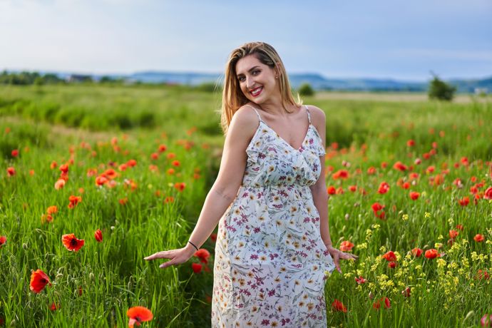 Letní šaty na ramínka rozšířeného střihu se hodí pro postavy typu "hruška". Naopak nejsou příliš vhodné pro "jablko" se silnějšími pažemi a velkými prsy. 
