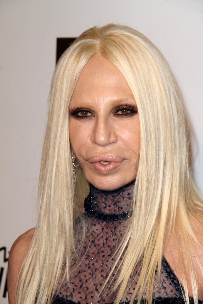 Donatella Versace by s dalšími plastickými úpravami měla pravděpodobně brzdit.
Donatella Versace by s dalšími plastickými úpravami měla pravděpodobně brzdit.
