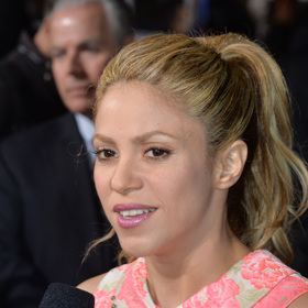 Shakira mluví plynně pěti jazyky a sama si překládá veškerou svou hudbu.
