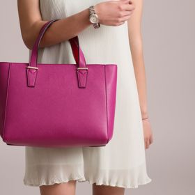 Fuchsiová kabelka ve velikosti "přesně tak akorát" je ideáním kouskem pro městské jarní a letní outfity.
