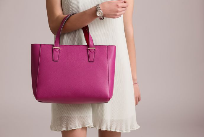 Fuchsiová kabelka ve velikosti "přesně tak akorát" je ideáním kouskem pro městské jarní a letní outfity.
