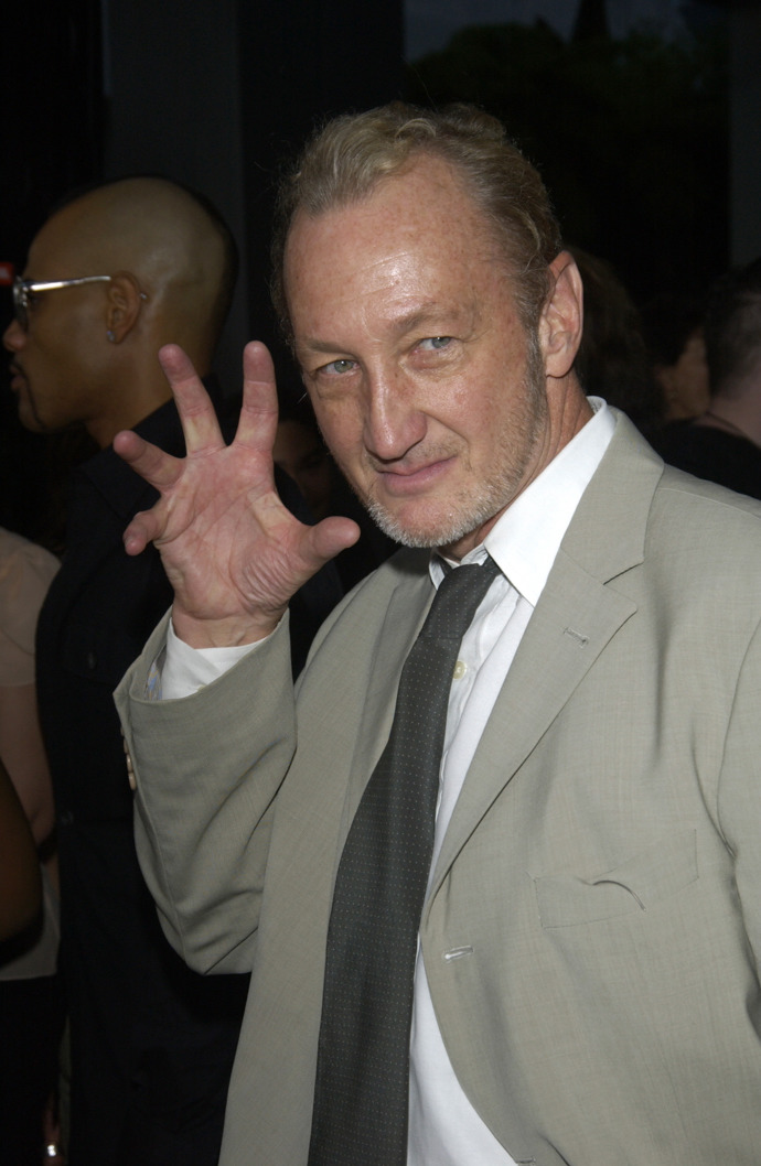 Známý herec Robert Englund napodobující gesto jeho nejslavnější filmové postavy, Freddyho Kruegera.

