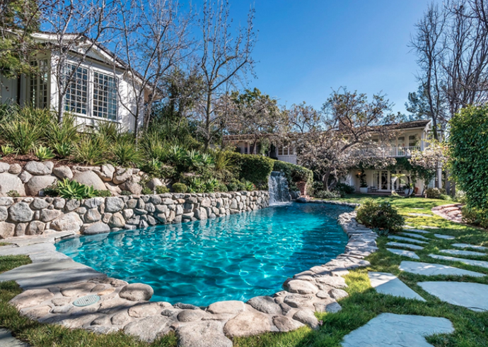 Když se Jim Carrey snažil uniknout hollywoodské vřavě, stáhl se za krásnou cihlovou bránu svého dvou akrového sídla v losangeleské čtvrti Brentwood. Za 280 metry živého plotu si tento komik vytvořil soukromou idylu, kde má dostatečný klid.
