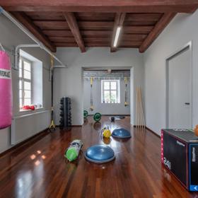 Čas na pohyb

Patříte k lidem, kteří se necítí dobře ve fitness centru? Pak vás jistě zaujme nové butikové pohybové a relaxační studio pro ženy, které nese název Souladronka.

Souladronka totiž není klasické́ fitness. Velké́ posilovací́ stroje zde nečekejte. V dobrém slova smyslu zde „potrápí“ vaše tělo i mysl. Ve dvou elegantních cvičebních sálech s výhledem do parku je od brzkých ranních hodin k dispozici pestrá nabídka profesionálně vedených skupinových i individuálních lekcích pod vedením certifikovaných trenérů. Najdou zde cvičení aktivní klientky všech věkových kategorií a určitě se nechají přesvědčit i ty, které po vhodném cvičení přiměřené jejich možnostem teprve pokukují. V Souladronce na vás čeká pilates, jóga, barre, kruhový trénink, kondiční box, TRX a mnoho dalšího. 
