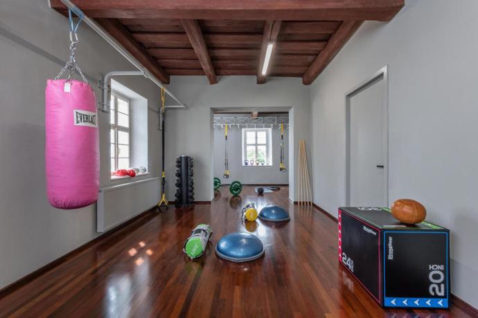 Čas na pohyb
Patříte k lidem, kteří se necítí dobře ve fitness centru? Pak vás jistě zaujme nové butikové pohybové a relaxační studio pro ženy, které nese název Souladronka.
Souladronka totiž není klasické́ fitness. Velké́ posilovací́ stroje zde nečekejte. V dobrém slova smyslu zde „potrápí“ vaše tělo i mysl. Ve dvou elegantních cvičebních sálech s výhledem do parku je od brzkých ranních hodin k dispozici pestrá nabídka profesionálně vedených skupinových i individuálních lekcích pod vedením certifikovaných trenérů. Najdou zde cvičení aktivní klientky všech věkových kategorií a určitě se nechají přesvědčit i ty, které po vhodném cvičení přiměřené jejich možnostem teprve pokukují. V Souladronce na vás čeká pilates, jóga, barre, kruhový trénink, kondiční box, TRX a mnoho dalšího.
Čas na pohyb
Patříte k lidem, kteří se necítí dobře ve fitness centru? Pak vás jistě zaujme nové butikové pohybové a relaxační studio pro ženy, které nese název Souladronka.
Souladronka totiž není klasické́ fitness. Velké́ posilovací́ stroje zde nečekejte. V dobrém slova smyslu zde „potrápí“ vaše tělo i mysl. Ve dvou elegantních cvičebních sálech s výhledem do parku je od brzkých ranních hodin k dispozici pestrá nabídka profesionálně vedených skupinových i individuálních lekcích pod vedením certifikovaných trenérů. Najdou zde cvičení aktivní klientky všech věkových kategorií a určitě se nechají přesvědčit i ty, které po vhodném cvičení přiměřené jejich možnostem teprve pokukují. V Souladronce na vás čeká pilates, jóga, barre, kruhový trénink, kondiční box, TRX a mnoho dalšího.