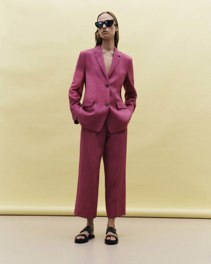 Kalhotový kostým, lněné sako, 13 900 Kč; lněné kalhoty, 8100 Kč, Max Mara
Kožené sandály, Max Mara, 16 000 Kč
Kalhotový kostým, lněné sako, 13 900 Kč; lněné kalhoty, 8100 Kč, Max Mara
Kožené sandály, Max Mara, 16 000 Kč