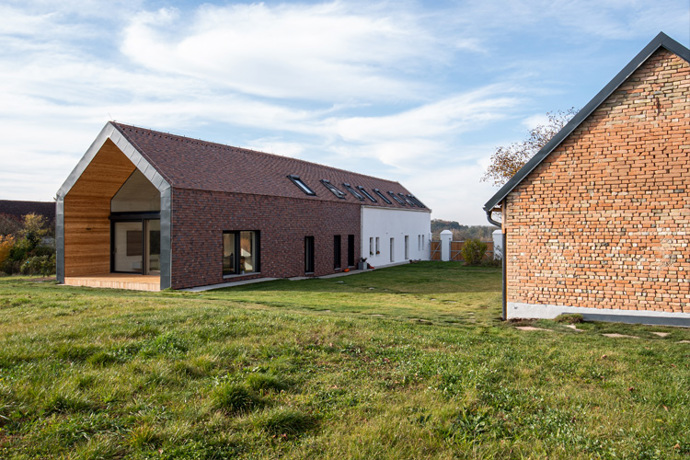 Projekt přestavby stavení v severních Čechách měl za úkol vytvořit prostor pro dvougenerační bydlení a citlivě tak propojit dva světy zrekonstruované historické části a moderní novostavby v jeden celek.
