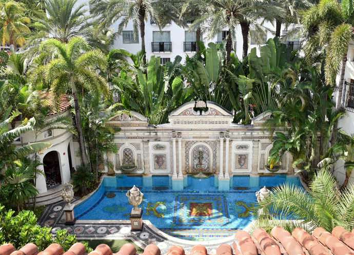 Z nechvalně proslulého sídla na Miami Beach, kde byl v roce 1997 zavražděn módní návrhář, je nyní super luxusní butikový hotel Villa Casa Casuarina. V roce 1992 Gianni utratil 32 milionů dolarů za renovaci objektu a dodnes vypadá přepychově.
