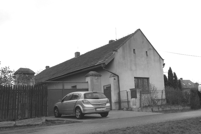 Projekt přestavby stavení v severních Čechách měl za úkol vytvořit prostor pro dvougenerační bydlení a citlivě tak propojit dva světy zrekonstruované historické části a moderní novostavby v jeden celek.
