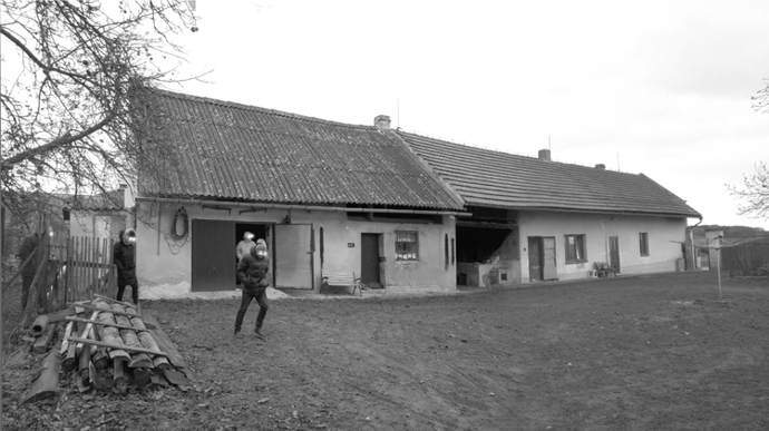 Projekt přestavby stavení v severních Čechách měl za úkol vytvořit prostor pro dvougenerační bydlení a citlivě tak propojit dva světy zrekonstruované historické části a moderní novostavby v jeden celek.
