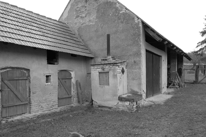 Projekt přestavby stavení v severních Čechách měl za úkol vytvořit prostor pro dvougenerační bydlení a citlivě tak propojit dva světy zrekonstruované historické části a moderní novostavby v jeden celek.
