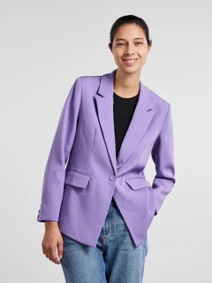 Sako je ideálním lehkým přehozem na jaro! Dá se nosit v elegantní, ale i sportovní verzi s džínami a teniskami.
