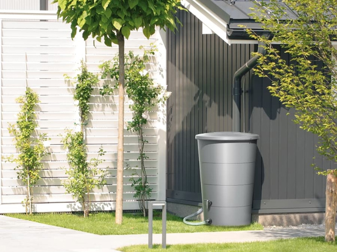 Sud na dešťovou vodu Smooth 200 l (š. 60 cm × d. 60 cm × v. 107 cm), antracit, 534,62 Kč, www.geomall.cz Sud na dešťovou vodu Smooth 200 l (š. 60 cm × d. 60 cm × v. 107 cm), antracit, 534,62 Kč, www.geomall.cz