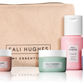 Cestovní sada s péčí o pleť, Revolution Skincare X Sali Hughes, 757 Kč
