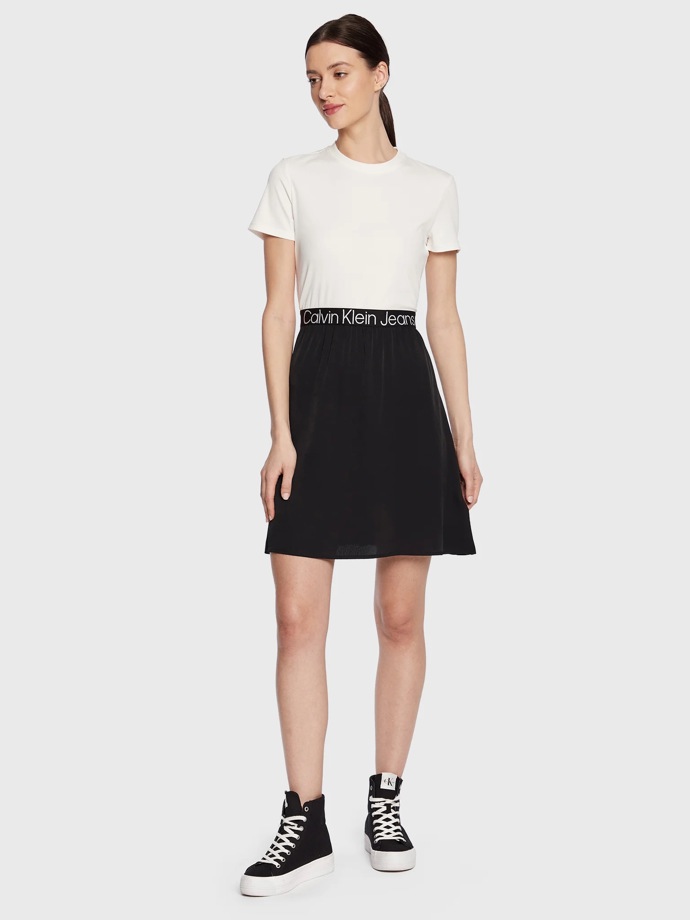 Značka šatů: Calvin Klein
Značka šatů: Calvin Klein