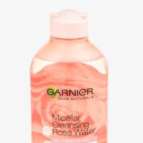 Garnier Skin Naturals micelární voda s růžovou vodou představuje jeden z nejjednodušších a nejpříjemnějších způsobů, jak odstranit make-up, vyčistit a rozzářit pleť jedním tahem bez oplachování. Je obohacená o rozjasňující růžovou vodu s neodolatelnou vůní pro oživení mdlé a citlivé pleti. 
