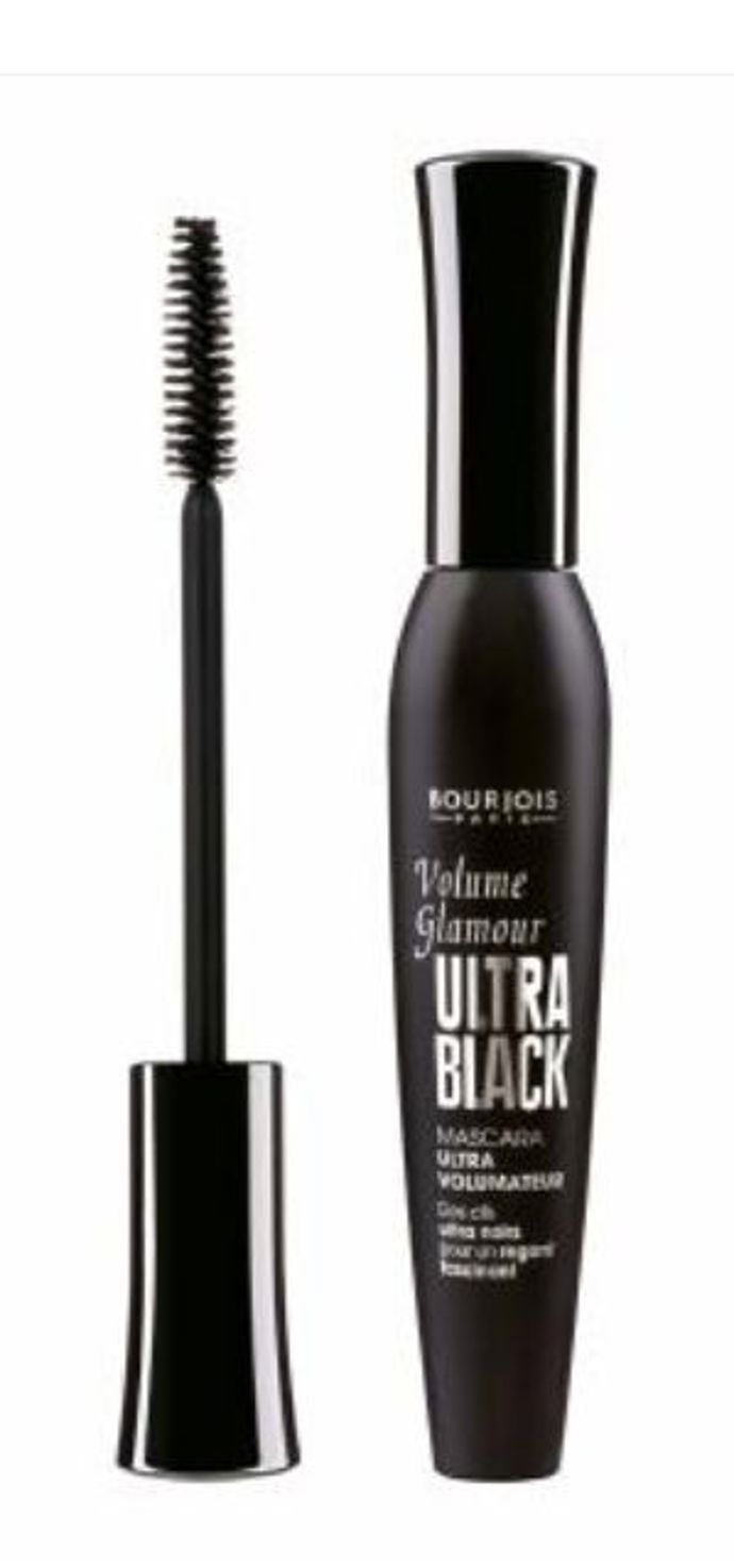 Volume Glamour Ultra Black (Bourjois)

Tato řasenka je taková klasika. Za rozumnou cenu máte krásné a výrazné řasy. Stačí pár tahů a hotovo, žádná velká věda. Mám ráda tyhle klasické kartáčky, jsem na ně zvyklá a dobře se mi s nimi řasenka nanáší. Tvar štětečku zabraňuje tvorbě žmolků a slepování řas. Volume Glamour Ultra Black má vysoce pigmentované složení, takže dodá řasám opravdu super sytý černočerný odstín. Řekla bych, že se hodí pro tmavovlásky. Blondýnky, co sází na přirozený vzhled, by mohly být dost překvapené. 

Doporučená cena: 299 Kč
