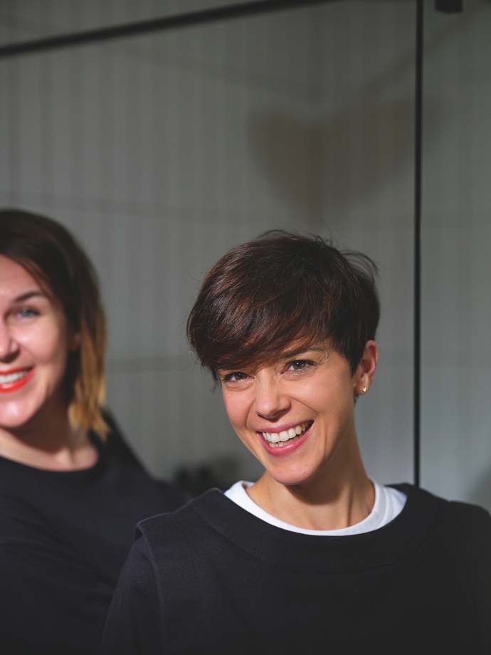 Tohle je projekt, kde se sešly dvě bývalé sousedky: Andrea a Monika. Před lety je dělilo jen pár pater v činžáku, pak se ale Andrea odstěhovala a až práce ji přitáhla zpět na místo, kde prožila kus života. 
