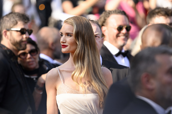 Účes sluší i dlouhým vlasům, jak je vidět na Rosie Huntington-Whiteley.
Účes sluší i dlouhým vlasům, jak je vidět na Rosie Huntington-Whiteley.