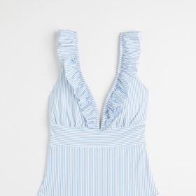 Jednodílné plavky s volány, H&M, 899 Kč
