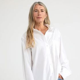 Volná bavlněná košile, kterou můžete nosit jako oversize kousek. Lindex, 999 Kč

