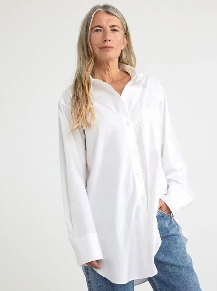 Volná bavlněná košile, kterou můžete nosit jako oversize kousek. Lindex, 999 Kč
Volná bavlněná košile, kterou můžete nosit jako oversize kousek. Lindex, 999 Kč