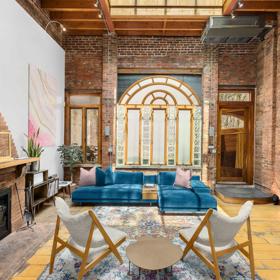 On hollywoodský herec, ona jedna z nejslavnějších světových topmodelek. Jejich tříletý vztah prožili zejména v newyorském apartmánu, do kterého můžeme exkluzivně nahlédnout.
