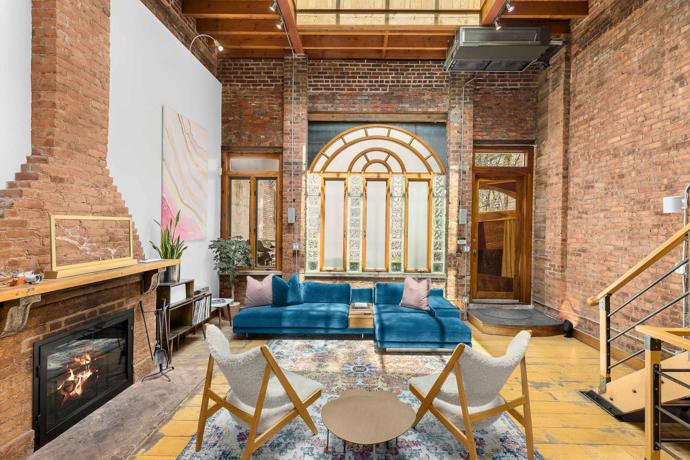On hollywoodský herec, ona jedna z nejslavnějších světových topmodelek. Jejich tříletý vztah prožili zejména v newyorském apartmánu, do kterého můžeme exkluzivně nahlédnout.
