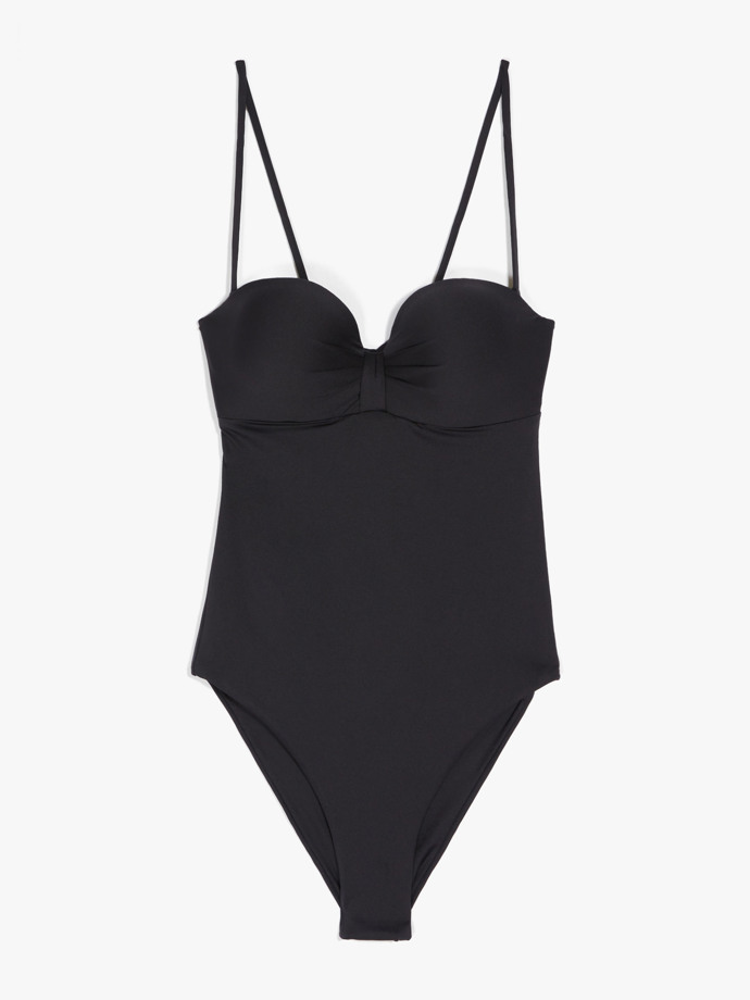 Černé jednodílné plavky, Max Mara, 5200 Kč
Černé jednodílné plavky, Max Mara, 5200 Kč