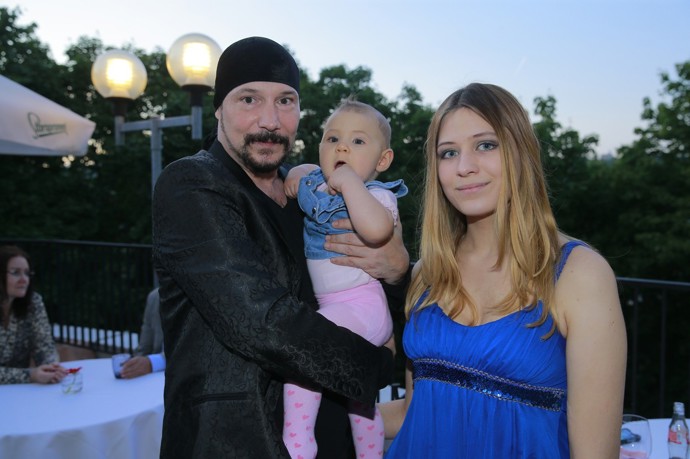 Bohuš Matuš, jeho manželka Lucie a jejich společná dcerka Natálka.
Bohuš Matuš, jeho manželka Lucie a jejich společná dcerka Natálka.
