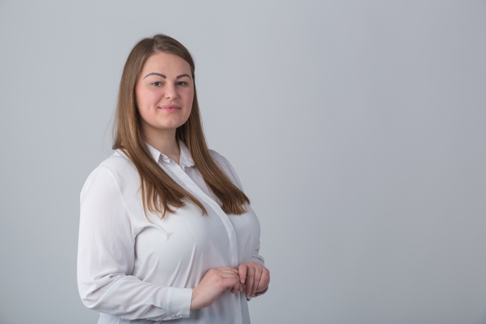 Pěšinku ideálně umístěte na straně, ne přímo veprostřed hlavy.
Pěšinku ideálně umístěte na straně, ne přímo veprostřed hlavy.