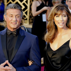 Slavný americký herec Sylvester Stallone a jeho žena Jennifer Flavin letos oslavili své 25. výročí. Mezi partnery je věkový rozdíl 23 let.
Slavný americký herec Sylvester Stallone a jeho žena Jennifer Flavin letos oslavili své 25. výročí. Mezi partnery je věkový rozdíl 23 let.